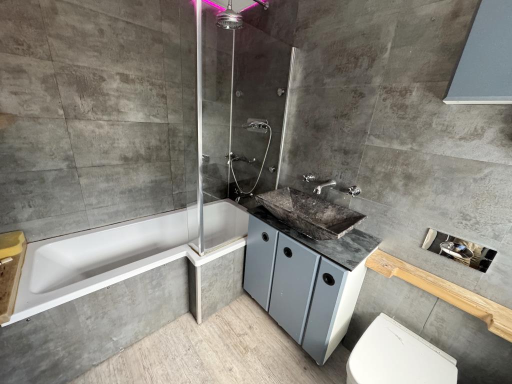 Lot: 122 - SEMI-DETACHED HOUSE FOR IMPROVEMENT - Bathroom